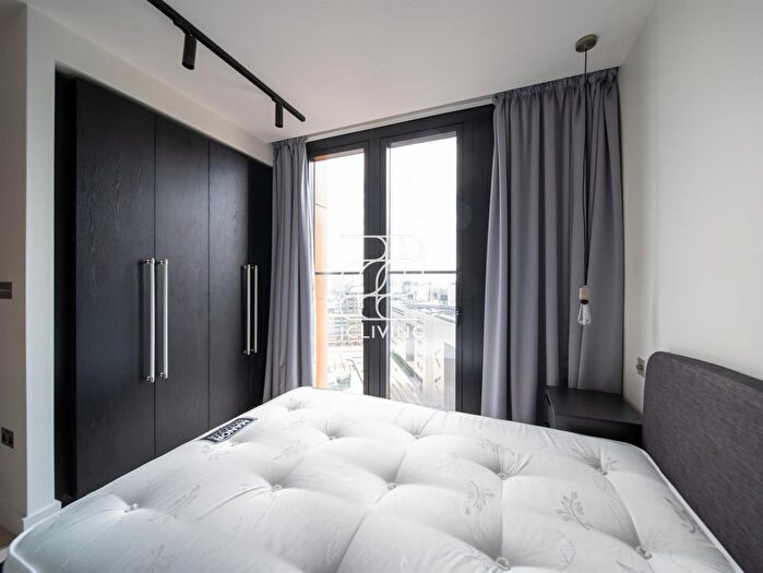 2 Bedroom Flat To Rent In , Sun Street, London, S13