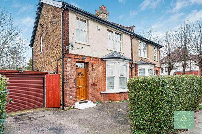 3 Bedroom Semi Detached House For Sale In Barrowell Green, Winchmore Hill, London, N21