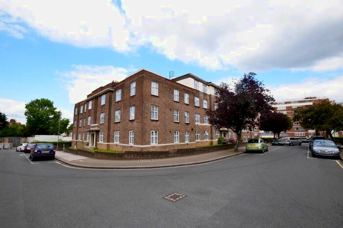 3 Bedroom Flat To Rent In Windsor Court, Golders Green Road, London, NW11