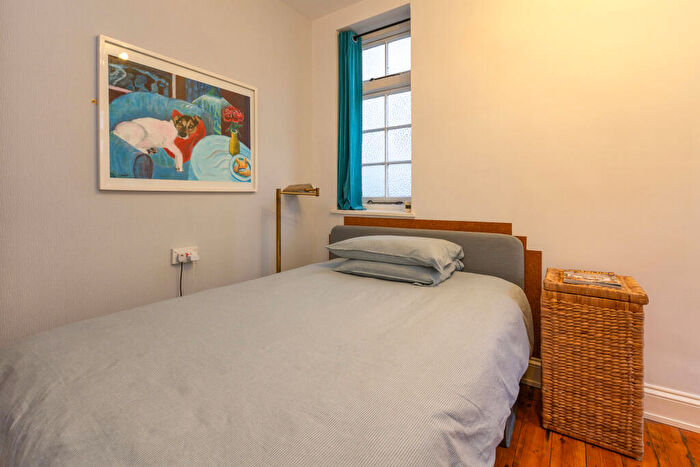 2 Bedroom Flat For Sale In Oakeshott Avenue, London, N6