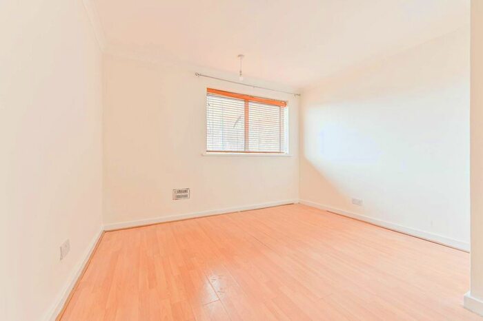 2 Bedroom Flat To Rent In Parkgate Road, Battersea, London, SW11