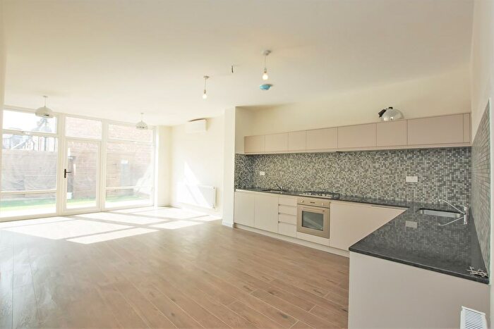2 Bedroom Flat To Rent In Glebe Crescent, Hendon, NW4