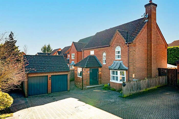 4 Bedroom Detached House For Sale In Larkspur Close, Hemel Hempstead, Hertfordshire, HP1