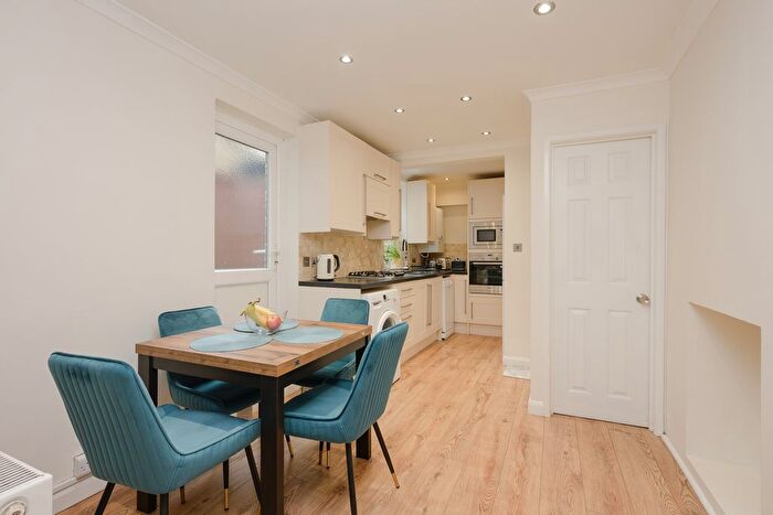 1 Bedroom Flat For Sale In Russell Road, London, SW19