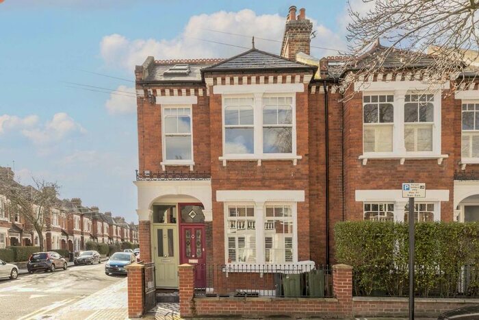 2 Bedroom Flat To Rent In Hambalt Road, London, SW4