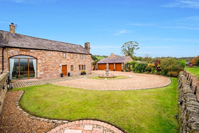 4 Bedroom Barn Conversion For Sale In Pollard Row, Fence, BB12
