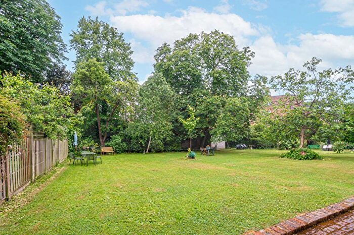 2 Bedroom Flat To Rent In Earl's Court Square, London, SW5