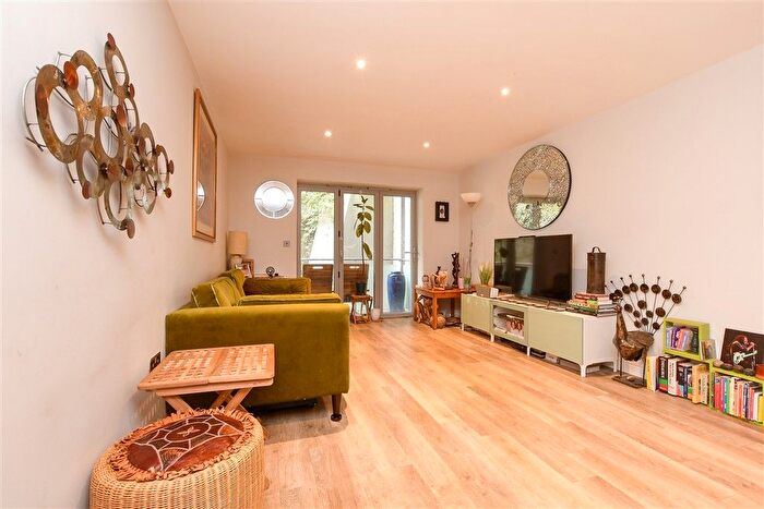 2 Bedroom Flat For Sale In Croydon Road, Caterham, Surrey, CR3