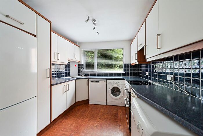 2 Bedroom Flat To Rent In Alma Road, Reigate, RH2