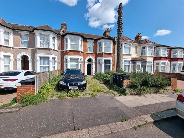 2 Bedroom Flat For Sale In Elgin Road, Ilford, IG3