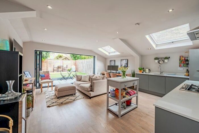 3 Bedroom Flat To Rent In Wardo Avenue, London, SW6