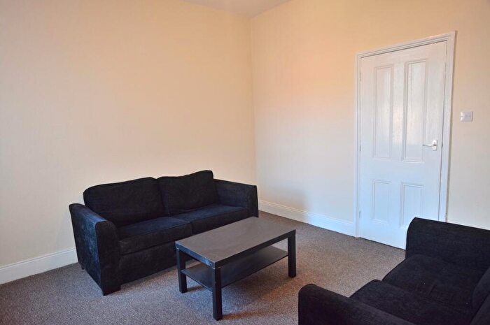 3 Bedroom Flat To Rent In Wingrove Avenue, Newcastle Upon Tyne, NE4