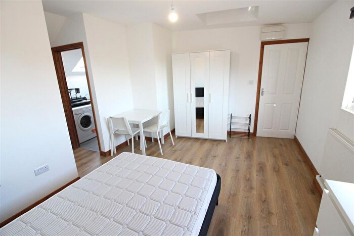 Studio To Rent In (All Bills Included) Queens Road, Walthamstow, E17