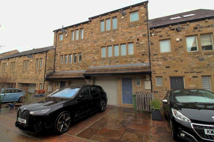 3 Bedroom Town House To Rent In Southgate Fold, Honley, Holmfirth, HD9