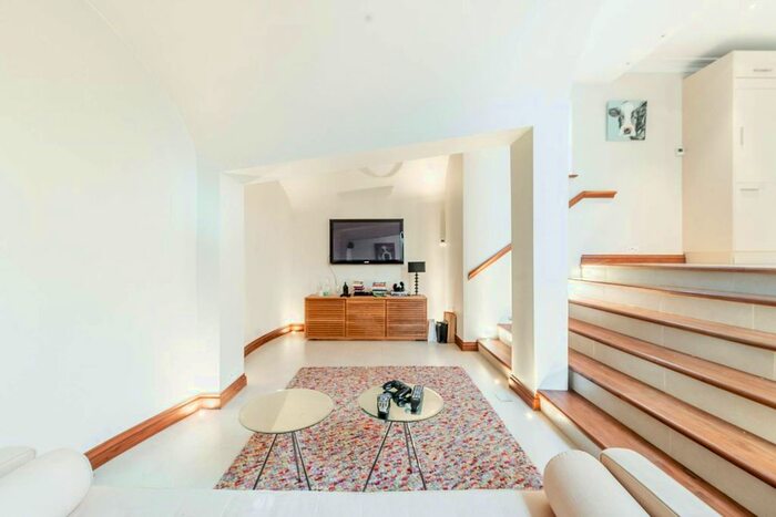 3 Bedroom Property To Rent In Winchester Street, Westminster, London, SW1V