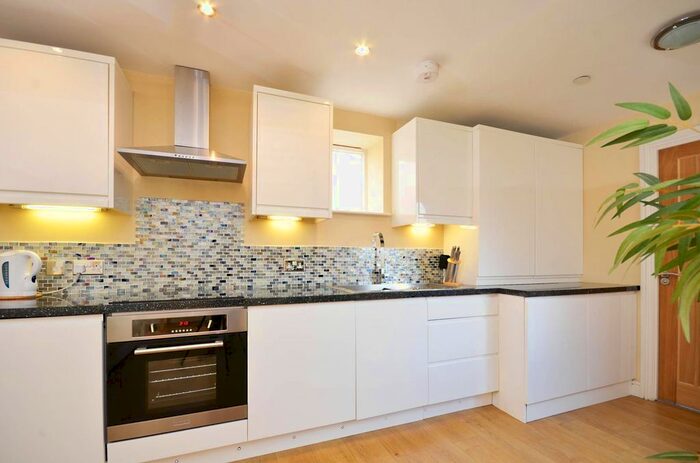 2 Bedroom Flat To Rent In Sydenham Road, Guildford, GU1