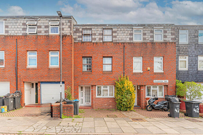 4 Bedroom House For Sale In Colebrook Way, London, N11