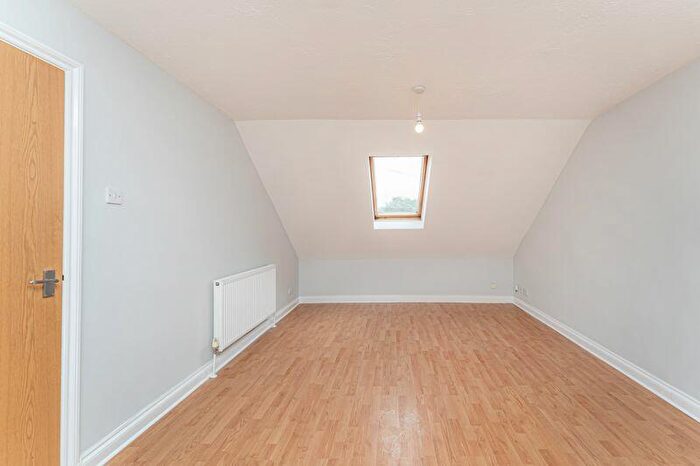 2 Bedroom Flat For Sale In Ellenborough Road, London, N22