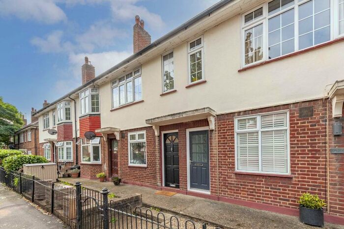 2 Bedroom Flat To Rent In Godley Road, London, SW18