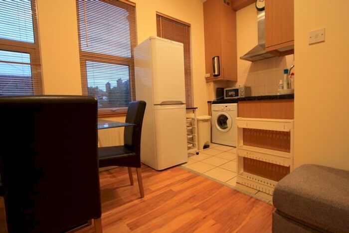 2 Bedroom Flat To Rent In Franciscan Road, Tooting, SW17