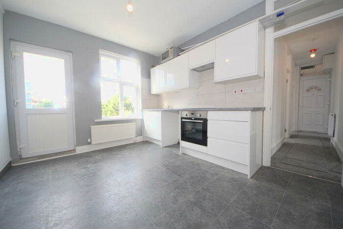 2 Bedroom Flat To Rent In Ashfield Parade, Southgate, N14