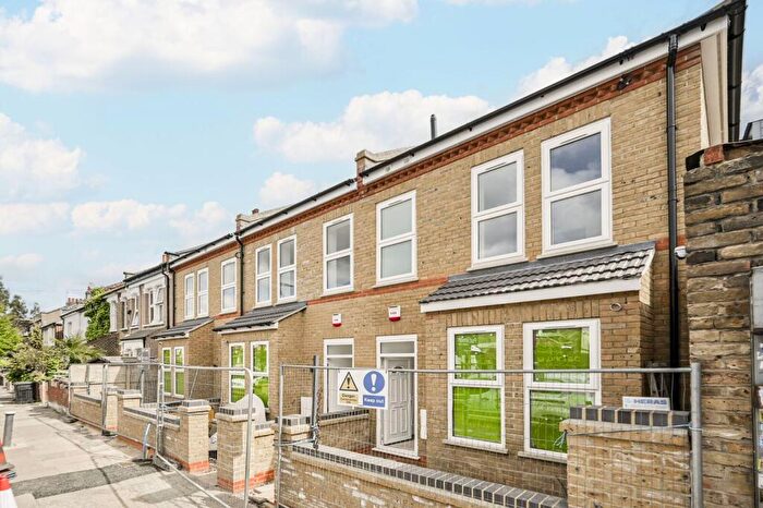3 Bedroom House For Sale In Grainger Road, Wood Green, London, N22