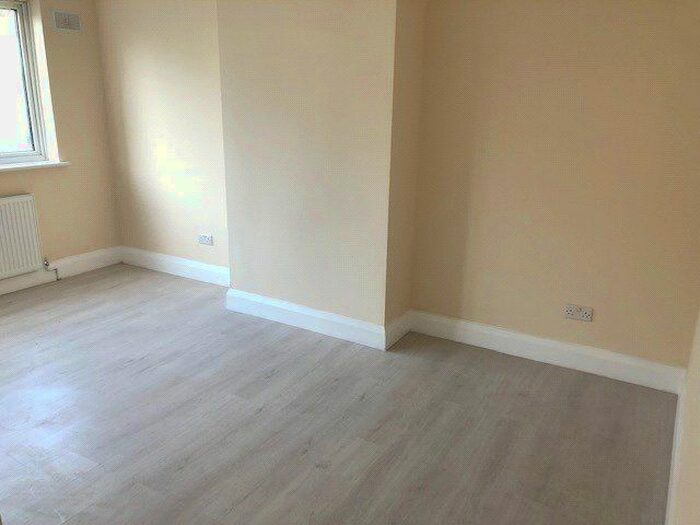 2 Bedroom Maisonette To Rent In Sandow Crescent, Hayes, Middlesex UB3