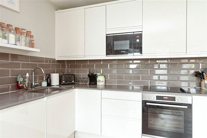 2 Bedroom Flat For Sale In High Street, Dorking, Surrey, RH4