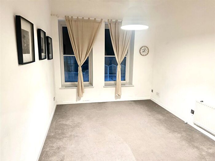 1 Bedroom Flat To Rent In Flat, High Street, Haverfordwest, SA61
