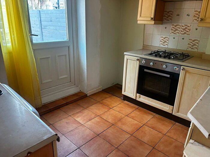 3 Bedroom End Of Terrace House To Rent In Becontree Avenue, Dagenham, RM8