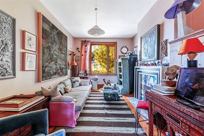 2 Bedroom Flat To Rent In Percy Road, London, W12