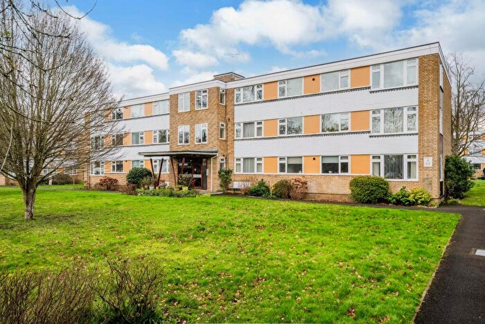 3 Bedroom Flat For Sale In Avenue Road, Epsom, KT18