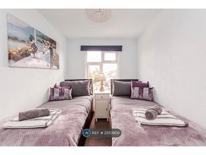 3 Bedroom Flat To Rent In Merton Road, Watford, WD18