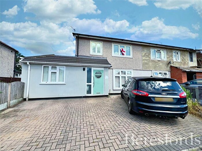 4 Bedroom Semi-Detached House For Sale In Chestnut Avenue, Hornchurch, RM12