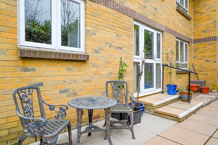 1 Bedroom Retirement Property For Sale In Arbrook Court, Chessington, KT9