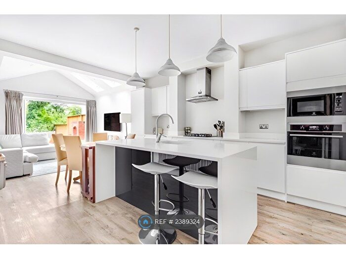 2 Bedroom Flat To Rent In Limes Road, Weybridge, KT13