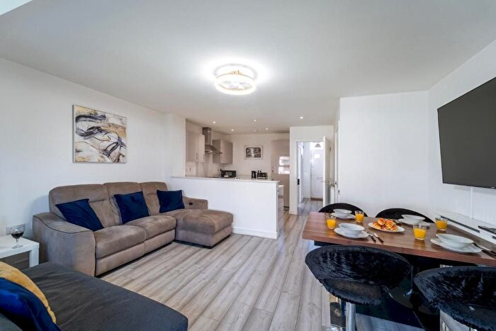 4 Bedroom Semi-Detached House To Rent In Whitelands Way, Bicester, OX26