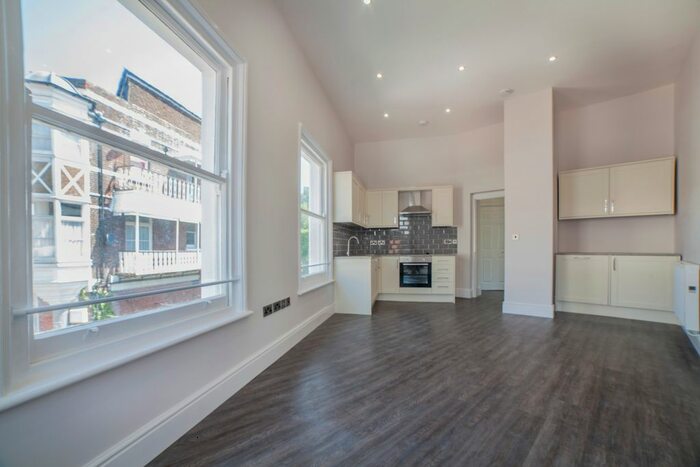 2 Bedroom Flat To Rent In High Street, Tonbridge, TN9