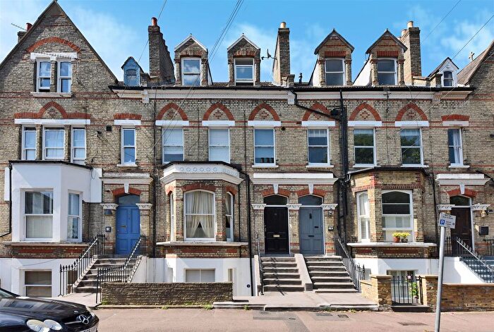 1 Bedroom Flat For Sale In St. Andrew's Road, Surbiton, KT6