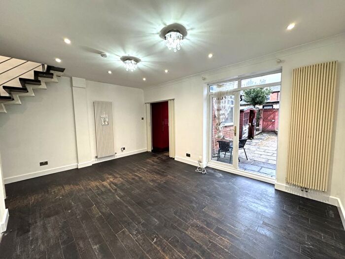 4 Bedroom Semi-Detached House To Rent In Kendal Avenue, Barking, IG11