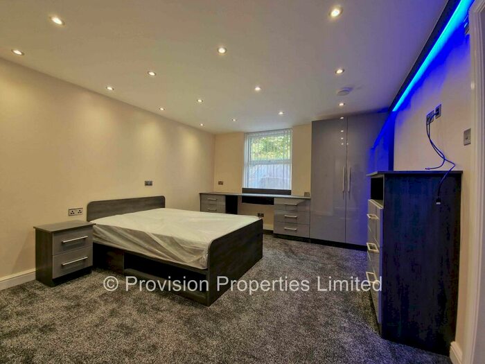 4 Bedroom Flat To Rent In Cliff Road, Woodhouse, Leeds, LS6