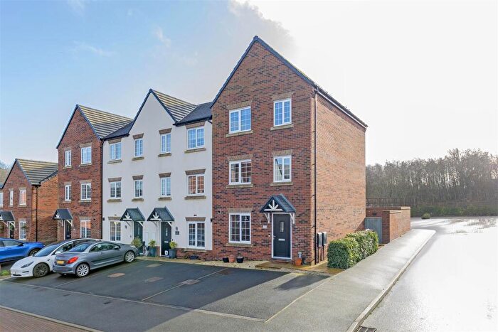 4 Bedroom Town House For Sale In Milford Close, Wingerworth, Chesterfield, S42