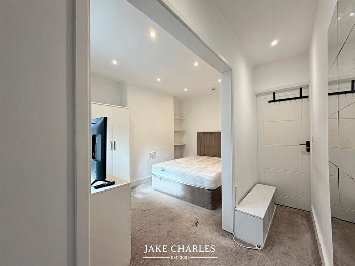 Studio To Rent In Wandsworth High Street, London, SW18