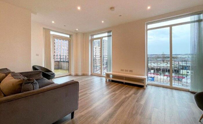 3 Bedroom Flat To Rent In Lismore Boulevard, London, NW9