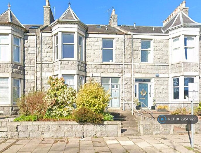 3 Bedroom Flat To Rent In Richmondhill Place, Aberdeen, AB15