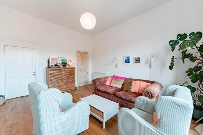 2 Bedroom Flat For Sale In Cathcart Road, Flat /, Crosshill, Glasgow, G42