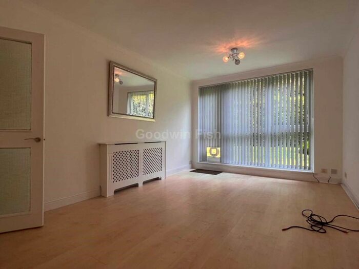 2 Bedroom Flat To Rent In Ashton Lane, Sale, M33