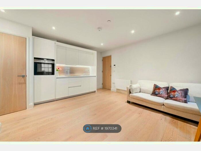 1 Bedroom Flat To Rent In King Georges Walk, Esher, KT10