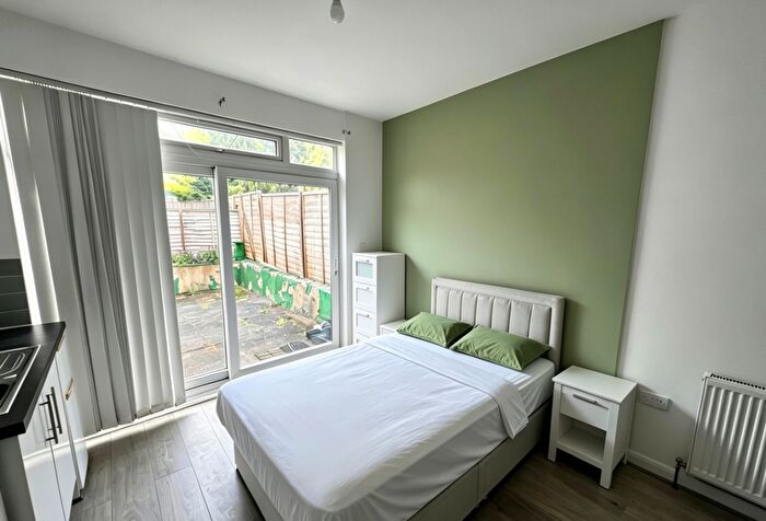 1 Bedroom Studio To Rent In Ashburnham Road, Luton, Bedfordshire, LU1