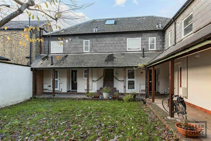 1 Bedroom Flat To Rent In Danby Court, Horseshoe Lane, Enfield, EN2